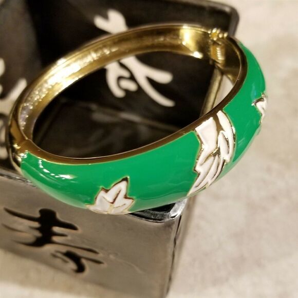 Retro Enameled Leaves Green White Gold Hinged Bangle Bracelet - Picture 3 of 6